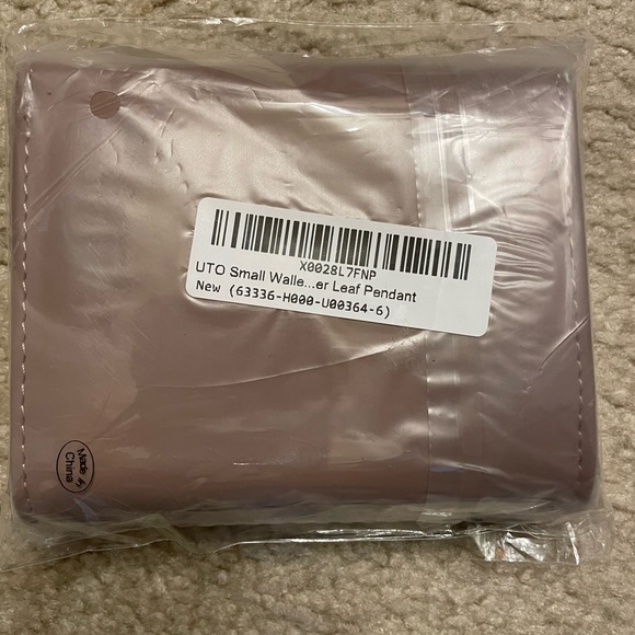 Mauve Wallet with Leaf Pendant -New In Package - Picture 8 of 9